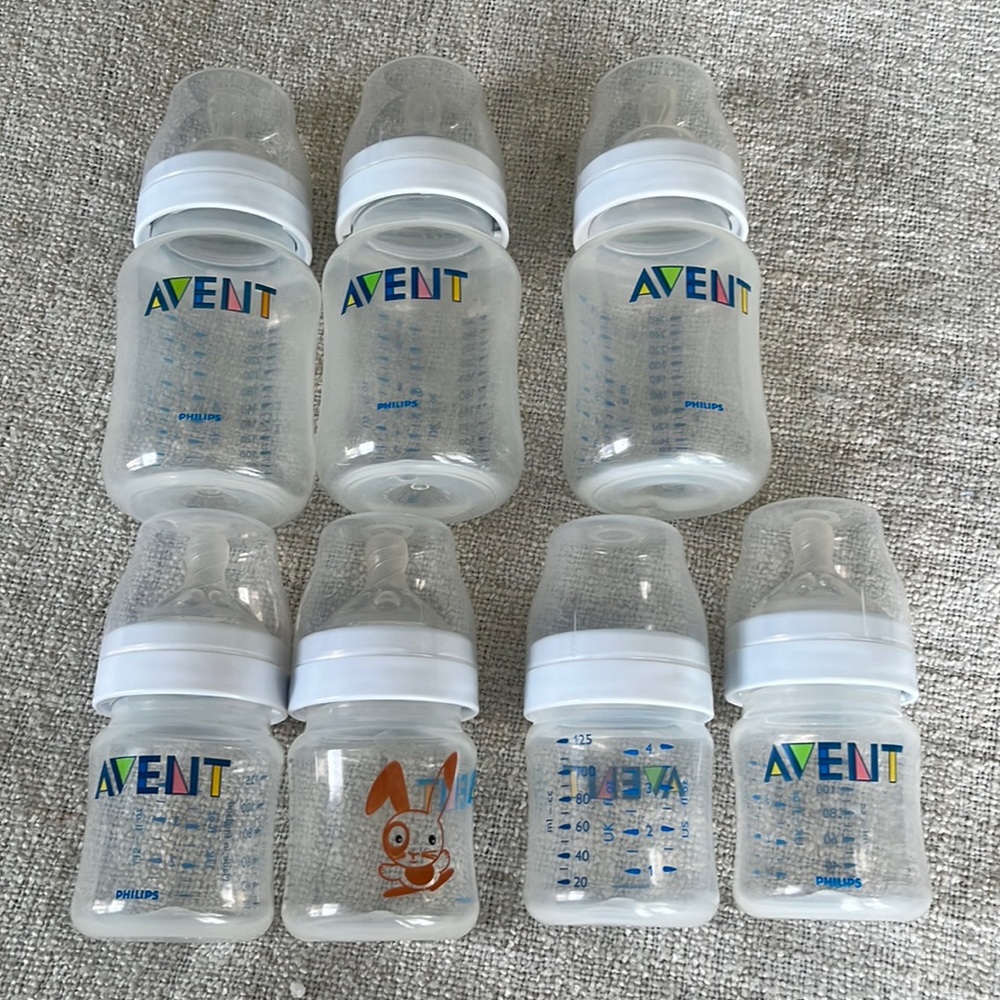 AVENT lot of bottles- 3- 9 oz bottles and 4- 4 oz bottles.